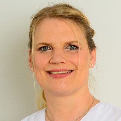 Frau Dr. Christine Drechsler: Ihre Zahnärztin & Zahntechnikerin – spezialisiert auf Zahnersatz und ästhetische Zahnheikkunde