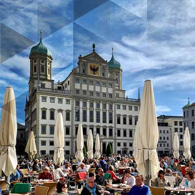 Augsburger Rathausplatz mit dem Rathaus im Hintergrund